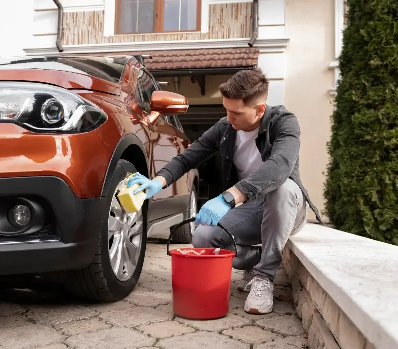 Lavage auto à domicile Magny-sur-Tille : professionnel intervenant sur un véhicule